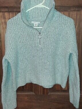 Sincerly Jules Light Gray Cropped Half-Zip Sweater M